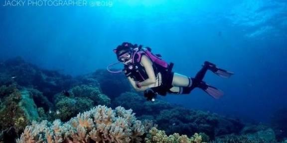 新春走基层｜年轻人爱上怀旧氛围感，海边的胶片照相馆火了